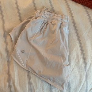 Lululemon white hotty hot shorts size 4 ta…
